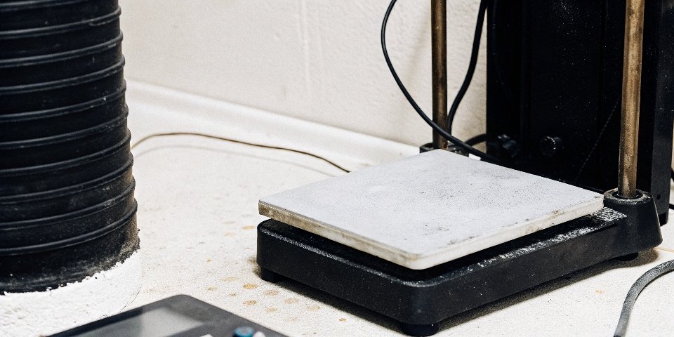 Factors Impacting Scale Accuracy A digital scale placed on an uneven surface next to a vibrating machine, showing an unstable reading.