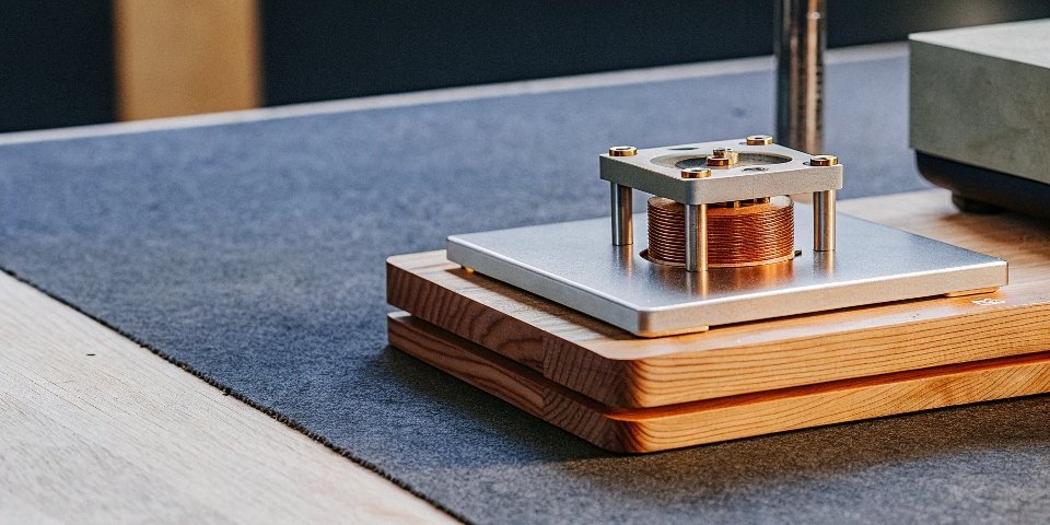 Diagram showing how a load cell in a weighing scale works