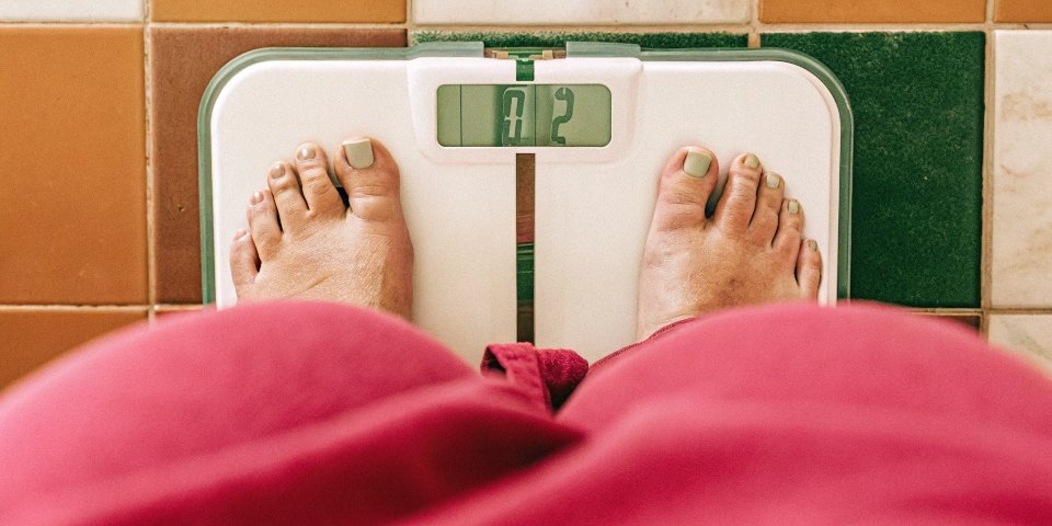 Accurate luggage weighing method A digital bathroom scale showing two different weights for comparison