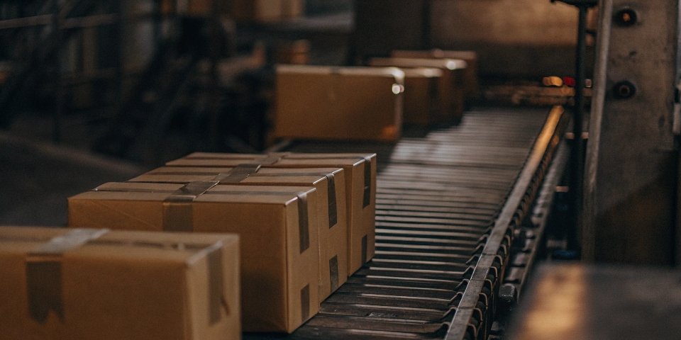 Checkweigher Working Principle A diagram showing the flow of packages through a checkweigher, with an arrow indicating the rejection mechanism.