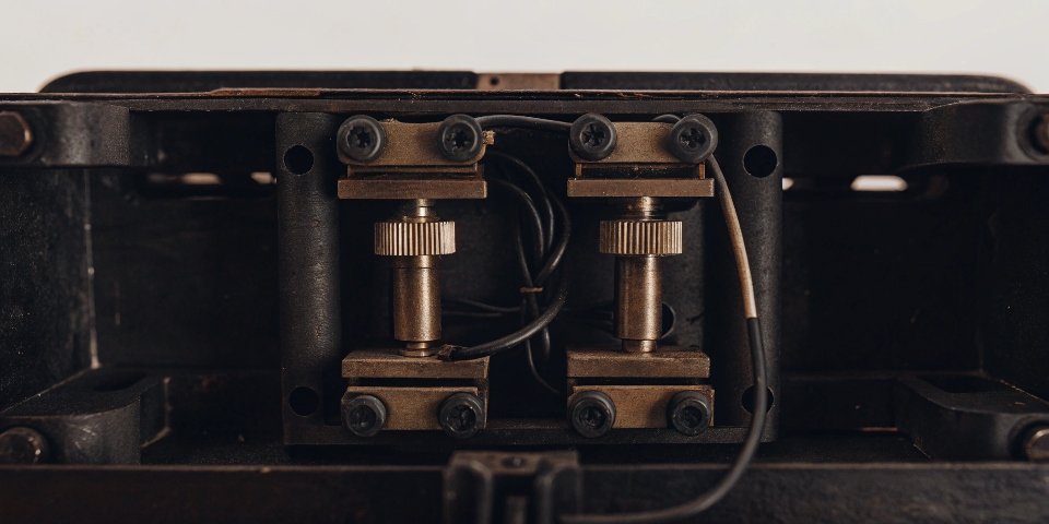 How Electronic Scales Work An illustration showing the internal load cell of an electronic scale.