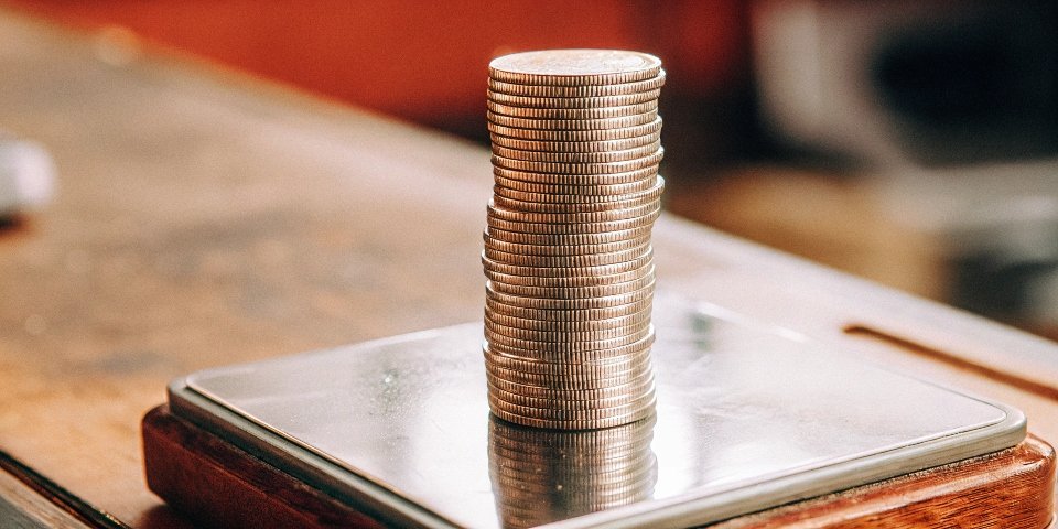 A stack of 100 U.S. nickels on a digital scale