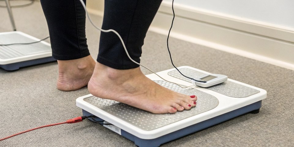 Body Composition Analysis on a Scale An illustration of how Bioelectrical Impedance Analysis (BIA) works through a person's feet on a scale