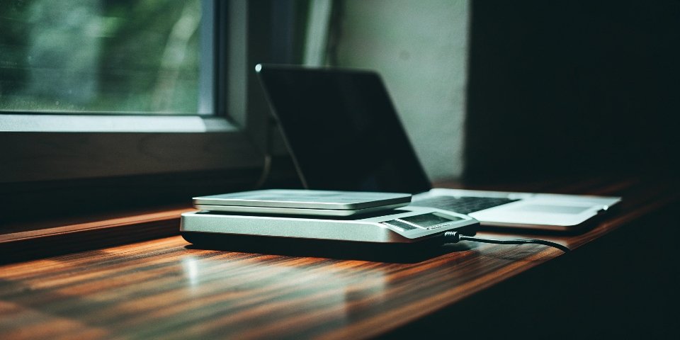 Counting Scale Data Integration with ERP A counting scale connected to a computer, symbolizing data integration