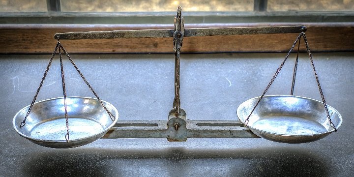 Avoiding mistakes when buying scales A rusty, broken scale next to a new, shiny one