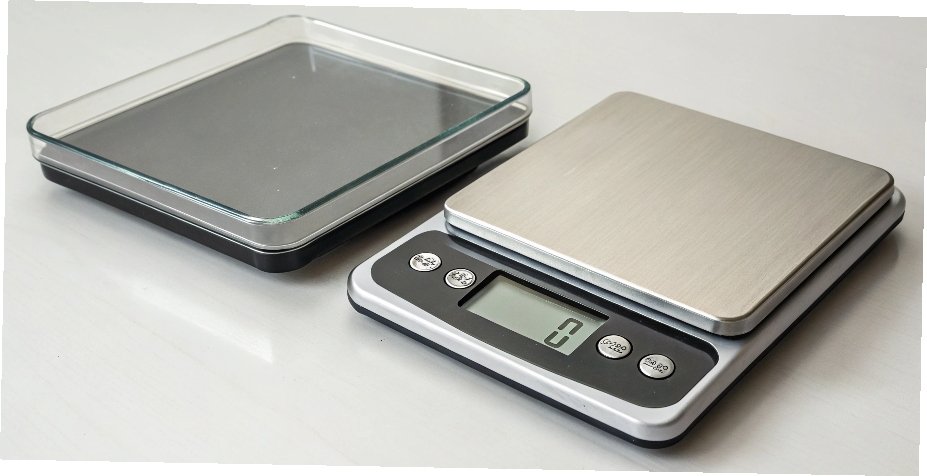 Counting Scale vs. Digital Scale A counting scale next to a regular digital scale, highlighting the different display windows.