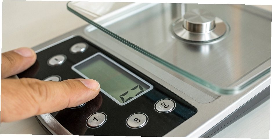 Using the TARE function on an industrial scale A close-up of a digital scale's display showing the TARE button being pressed