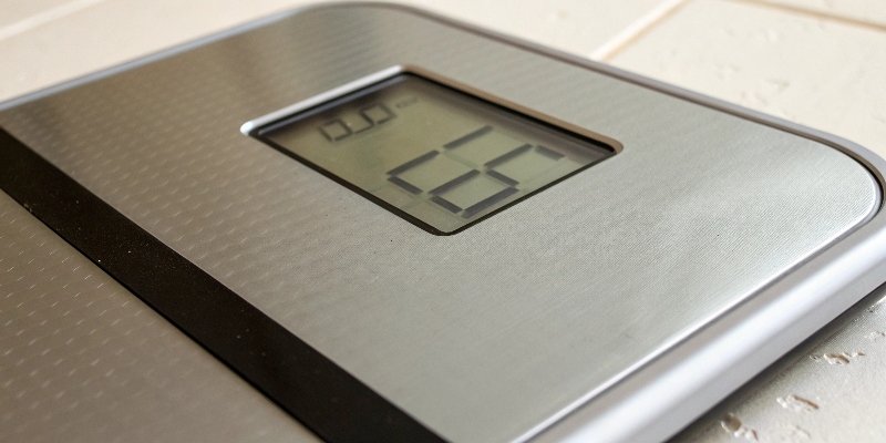 A close-up of a digital scale display showing an unstable number.