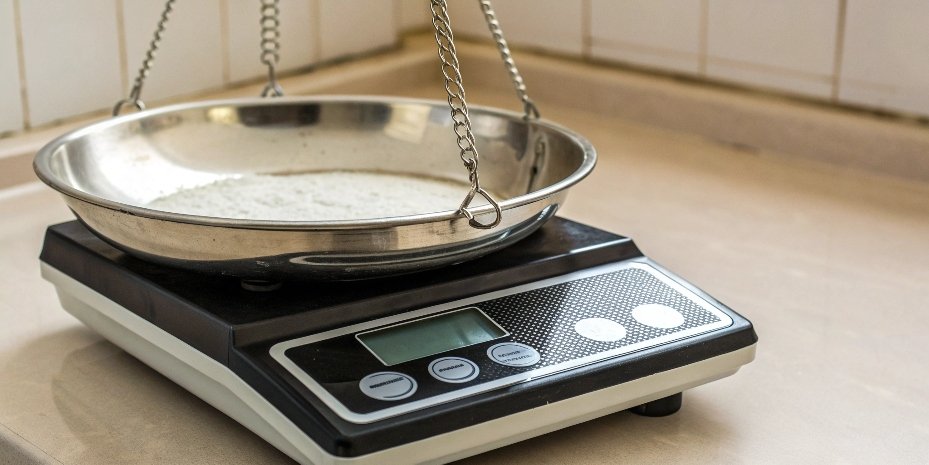 Tare vs Zero on a Digital Scale A digital scale showing both the Tare and Zero buttons