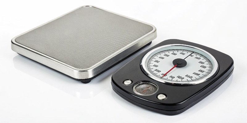 Graph showing the accuracy deviation of digital and analog scales