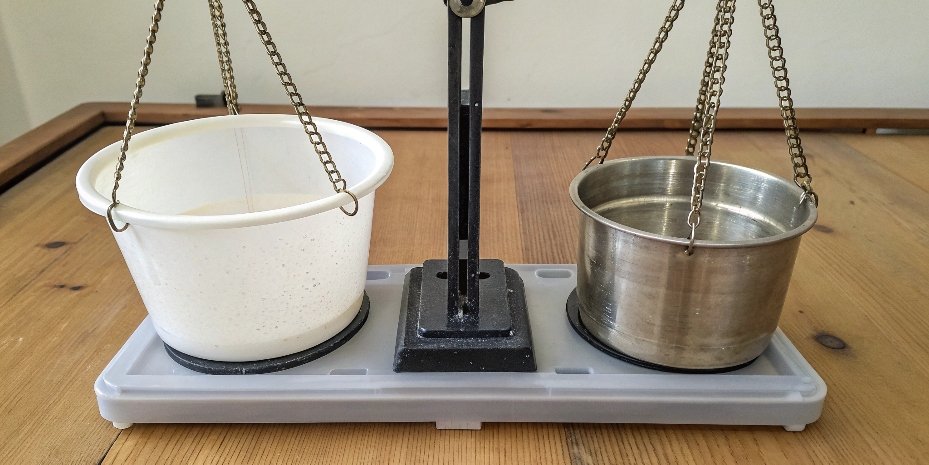 The difference between zeroing and taring a weighing scale A visual comparison of a scale being zeroed while empty and tared with a container