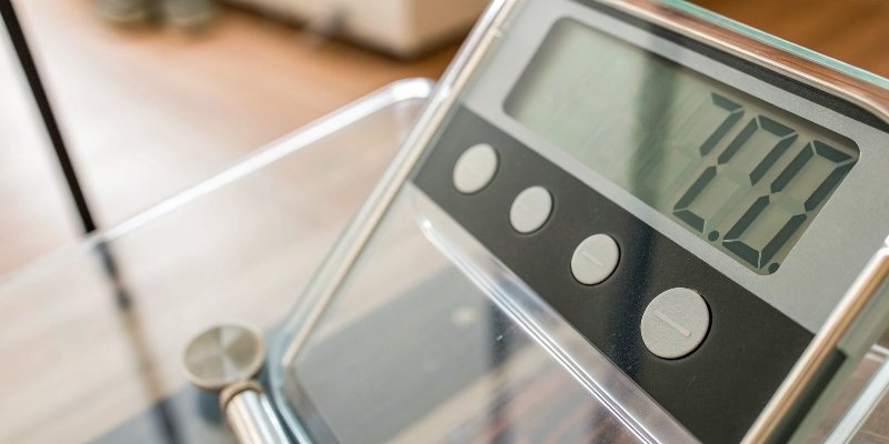 Understanding Digital Scale Errors A close-up of a digital scale's LCD screen showing an error code.
