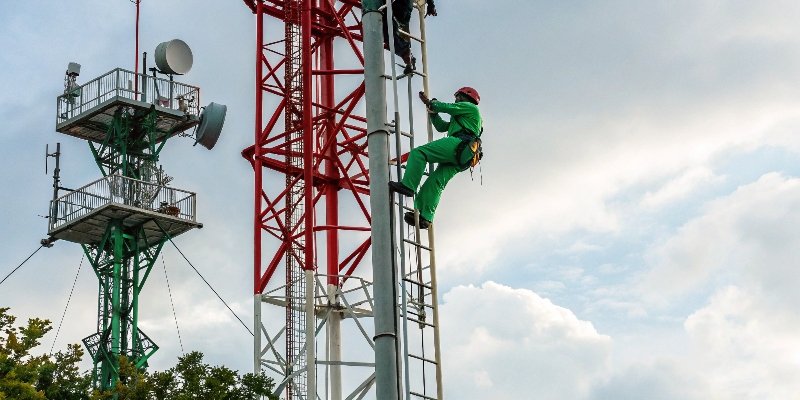 LTE Load Balancing in Action An icon of a user being moved from a busy red cell tower to a less busy green one
