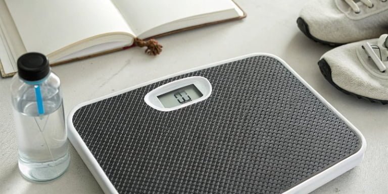 What could cause a scale to display an incorrect weight?