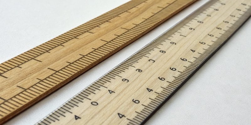Resolution vs Accuracy Analogy An illustration comparing two rulers, one with fine markings (high resolution) and one with only major markings (low resolution).