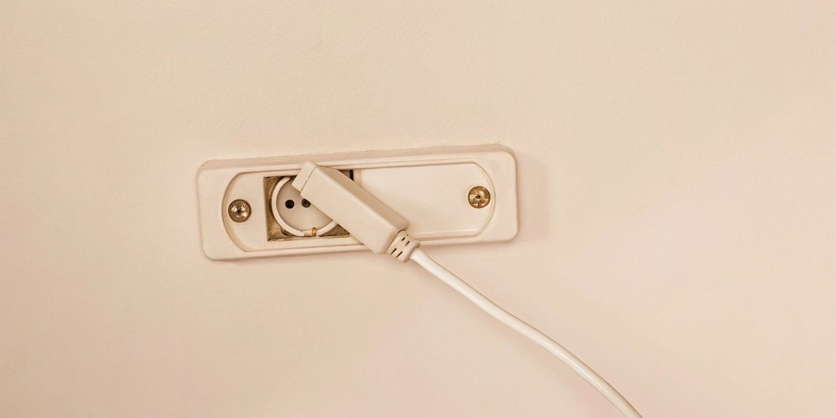 Checking the power on a kitchen scale Close-up of a scale's power cord and battery compartment.