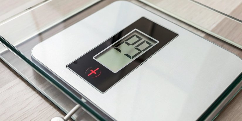 Low Battery on Digital Scale A digital scale display showing a low battery indicator icon.