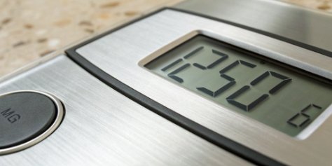 Scale Readability Example A close-up of a digital scale display showing the weight "125.01g" very clearly.