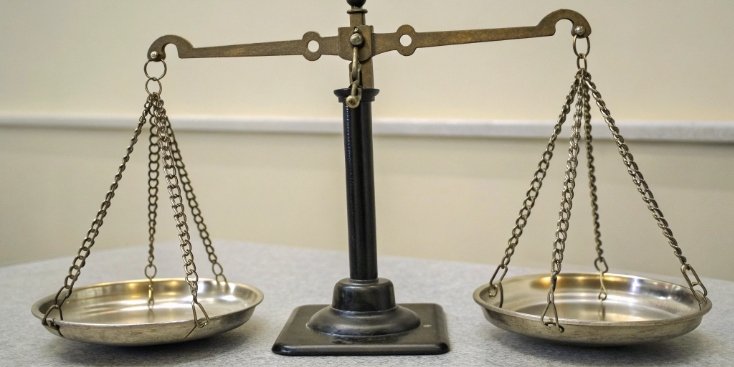 Comparing the Readability of Two Industrial Balances A photo of two scales side-by-side; one shows a weight as '152 g' and the other shows the same weight as '152.3 g' to highlight the difference in readability.