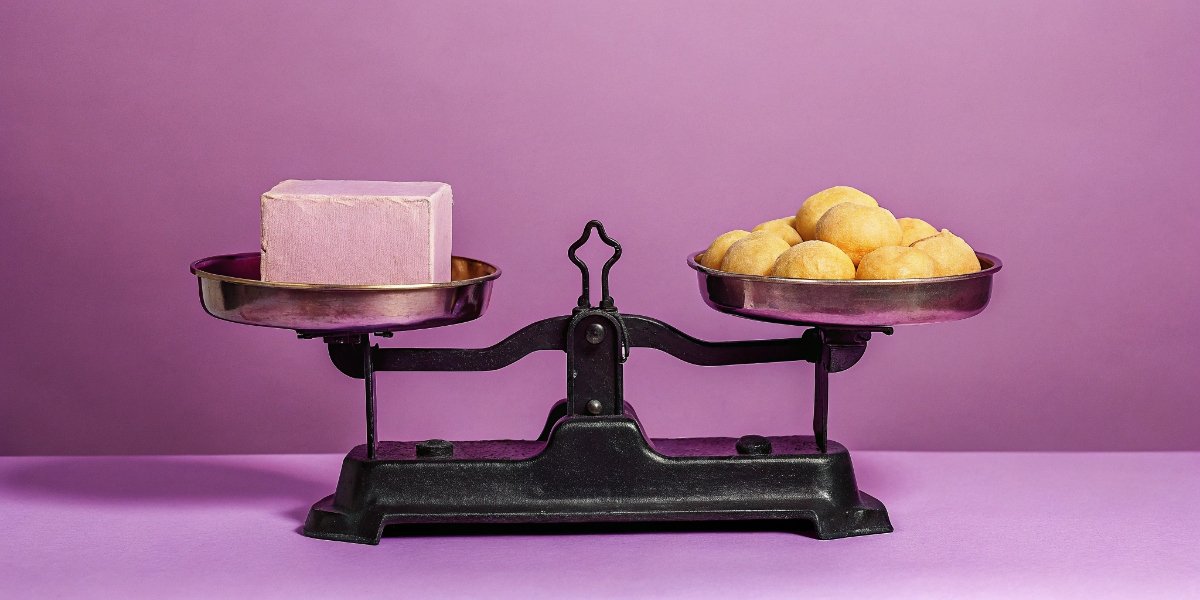 Importance of Taring Process An infographic showing a scale with a box, then tared to zero, then filled with product to show net weight.