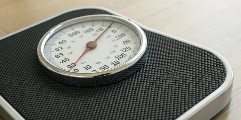 Scale Accuracy with Low Resolution An animated image showing a weight on a scale, with the needle pointing between two numbers. The digital display rounds up.