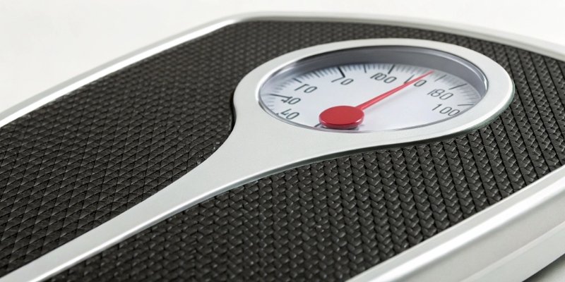 Low battery effect on scale accuracy Close-up of a digital scale's low battery indicator