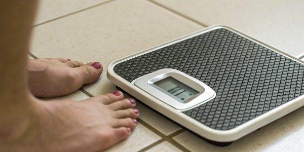 A scale with an empty platform but the weight reading is slowly increasing.