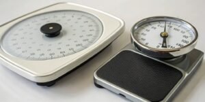 Which is more accurate, analog or digital scales, and what are the main differences?