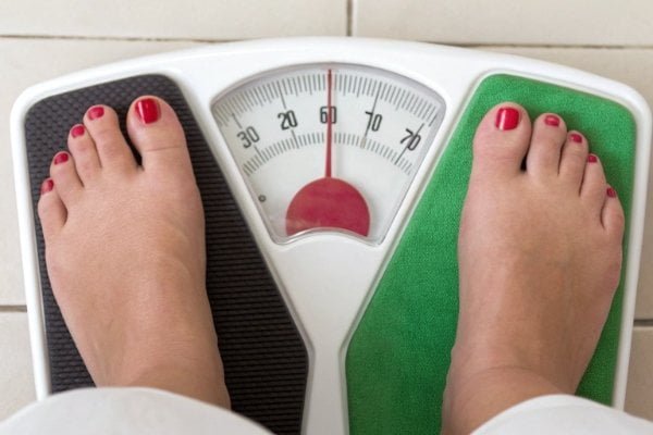 Overestimating Shipping Weight A scale showing an overestimated weight in red next to the correct weight in green.