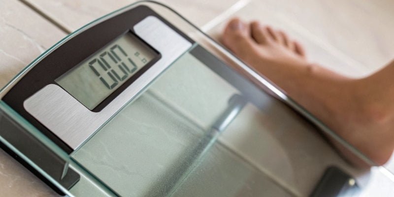 A close-up shot of the digital display of a bathroom scale showing an error message.