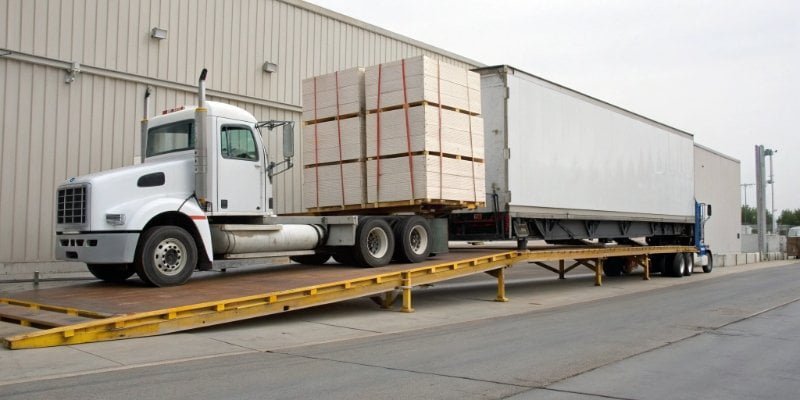 Best Practices for Balancing Freight A diagram showing the correct and incorrect way to balance a load in a truck.