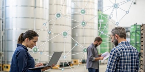 A graphic illustrating common challenges in product traceability like data silos and human error