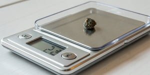 How do I weigh a tenth of a gram on a gram digital scale?