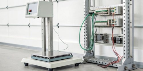 A clear diagram showing a weighing scale connected to a PLC controller