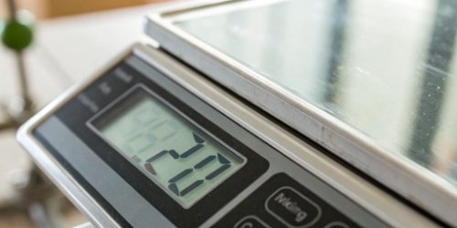 Stable Weight Value Locked on Display A close-up of a digital scale display showing a locked, stable weight.