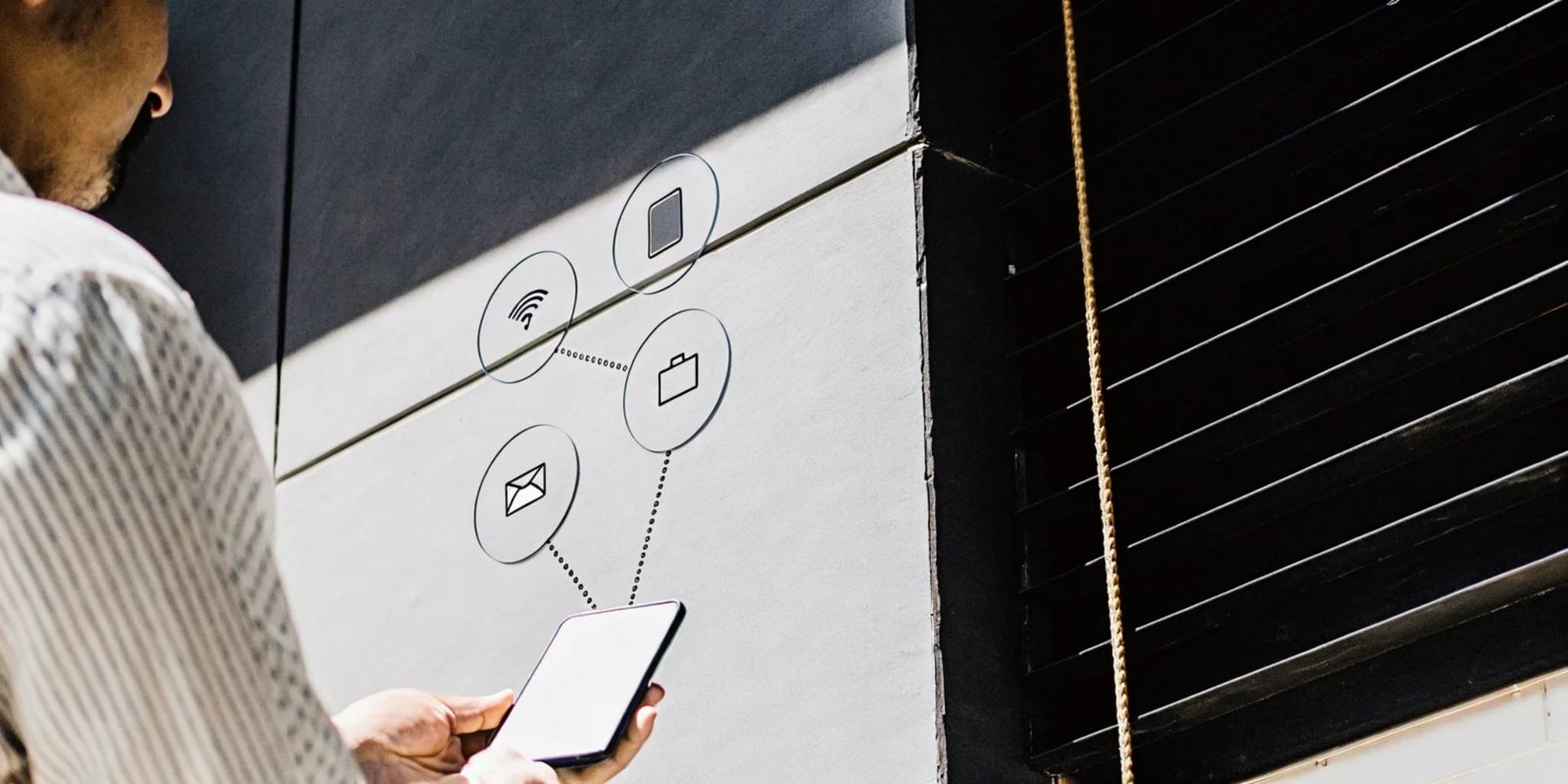 Technologies for Transparent Tracking An infographic showing various devices like scales and sensors connected to a central MES platform and the cloud